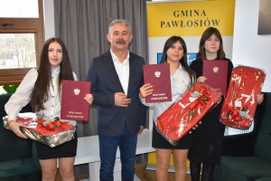 WÓJT MARIUSZ REŃ NAGRODZIŁ REPREZENTANTKI AUTONOMICZNEGO ZRZESZENIA COMBAT AIKIDO W PAWŁOSIOWIE