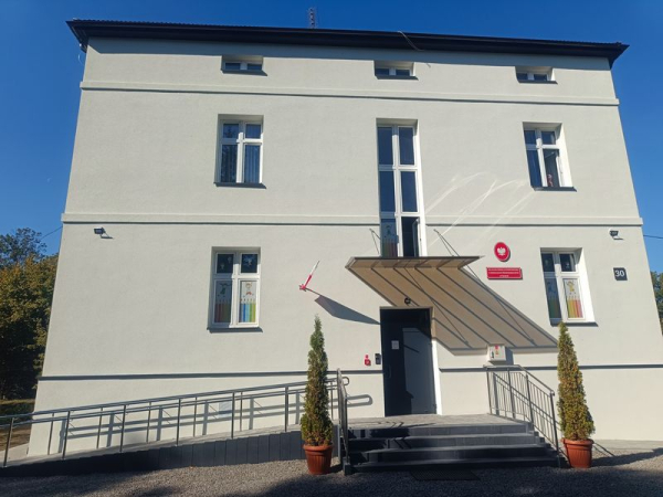 BUDYNEK SZKOŁY W TYWONI ODNOWIONY