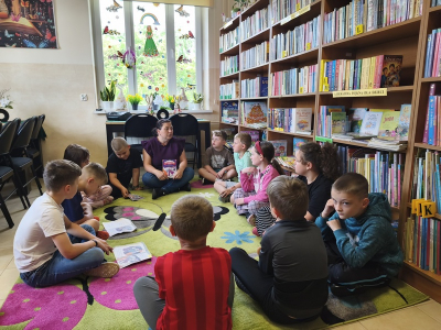 „Czytanie na dywanie” z baśnią „Kopciuszek”
