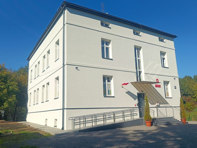 BUDYNEK SZKOŁY W TYWONI ODNOWIONY
