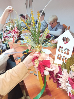 Relacja z warsztatów bożonarodzeniowych pn. „Zimowy wianek na kole”