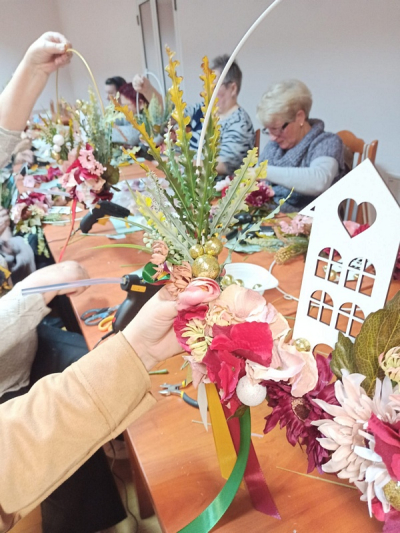 Relacja z warsztatów bożonarodzeniowych pn. „Zimowy wianek na kole”